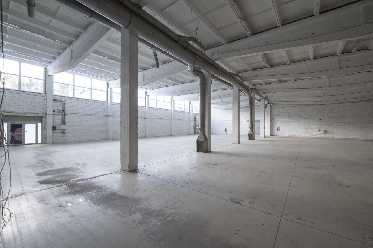 MAHUKAS LAOPIND ESTAKAADIDEGA VABANEB JUBA JUUNIS! — 4133.5 m² Kalda Ärikeskus